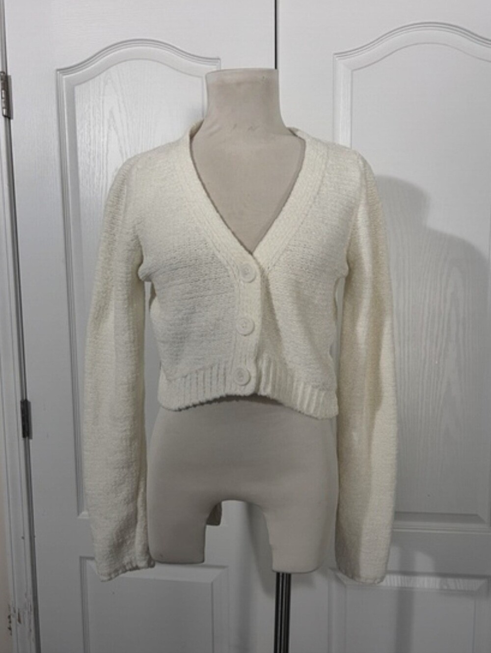 Urban Outfitters Cropped V‑Neck Button Front Sweater Cardigan - Cream Large